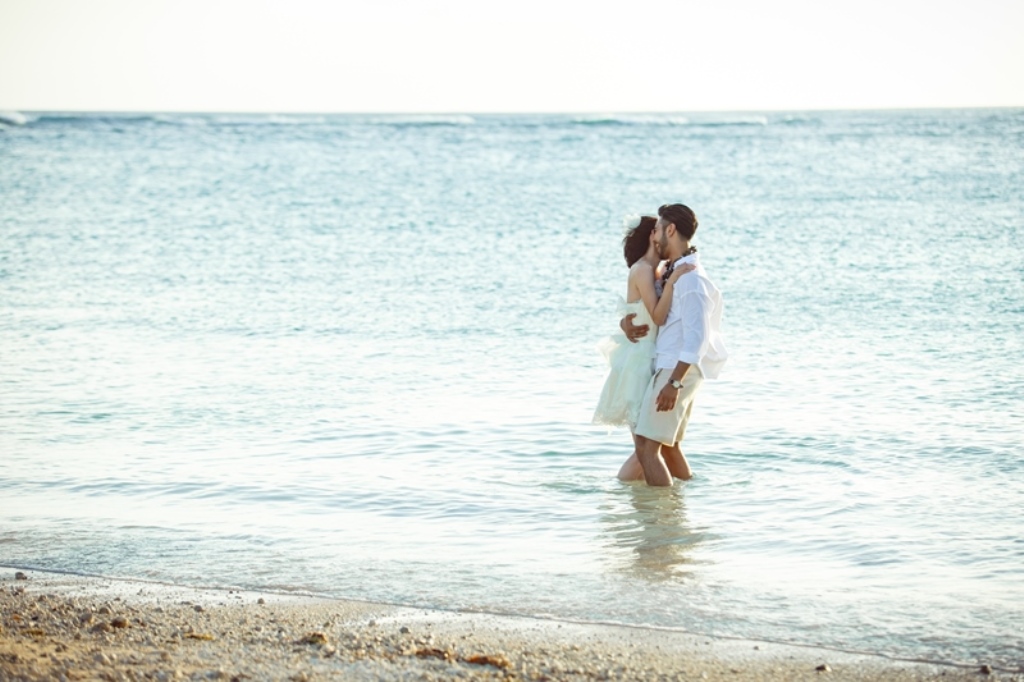 ビーチで抱き合う2人