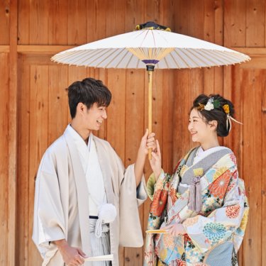 和傘が映える木造の壁で撮影