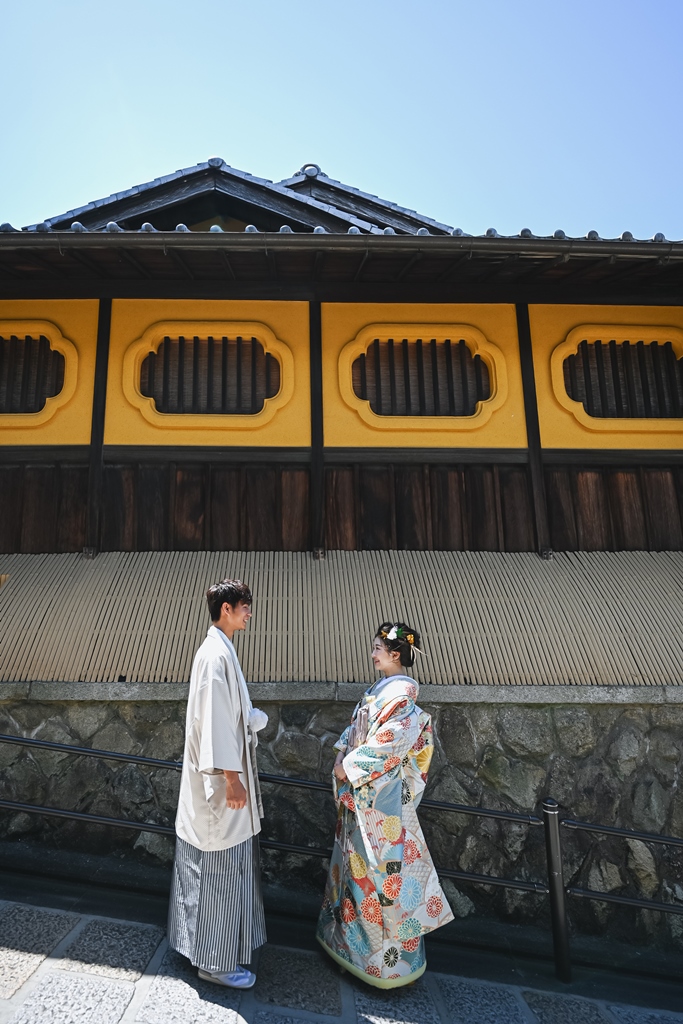 京都らしさあふれる建物の前で