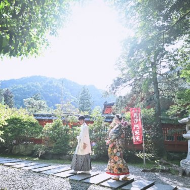 毘沙門堂の参道を歩く新郎新婦