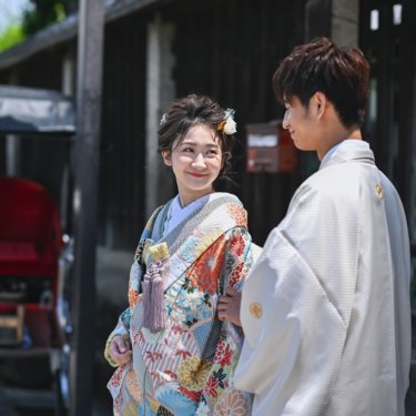 京都の趣あるお寺の前にいる新郎新婦