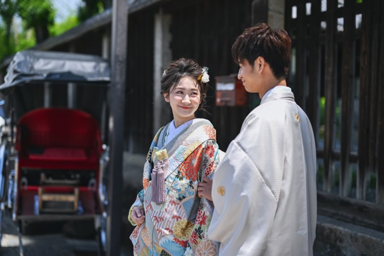 京都の趣あるお寺の前にいる新郎新婦