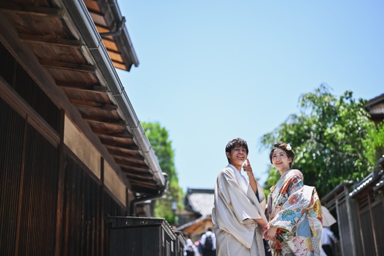 二寧坂の街並みと新郎新婦