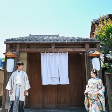 趣ある建物と新郎新婦