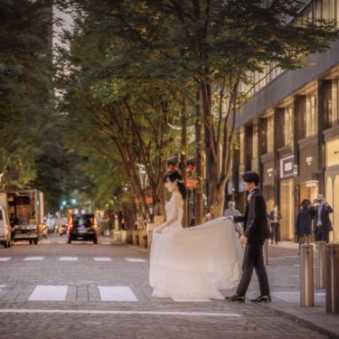 丸の内の信号を渡る新郎新婦