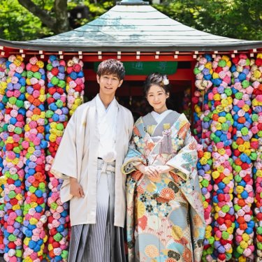 カラフルな背景と撮るフォトウェディング