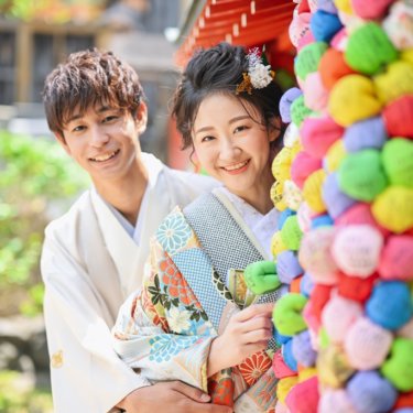 カラフルで可愛い金剛寺と可愛い新郎新婦