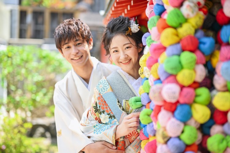 カラフルで可愛い金剛寺と可愛い新郎新婦