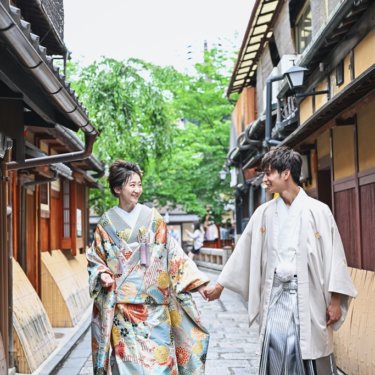 祇園の街並みを散歩する新郎新婦