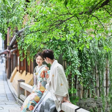 祇園白の街に溶け込む和装姿の新郎新婦