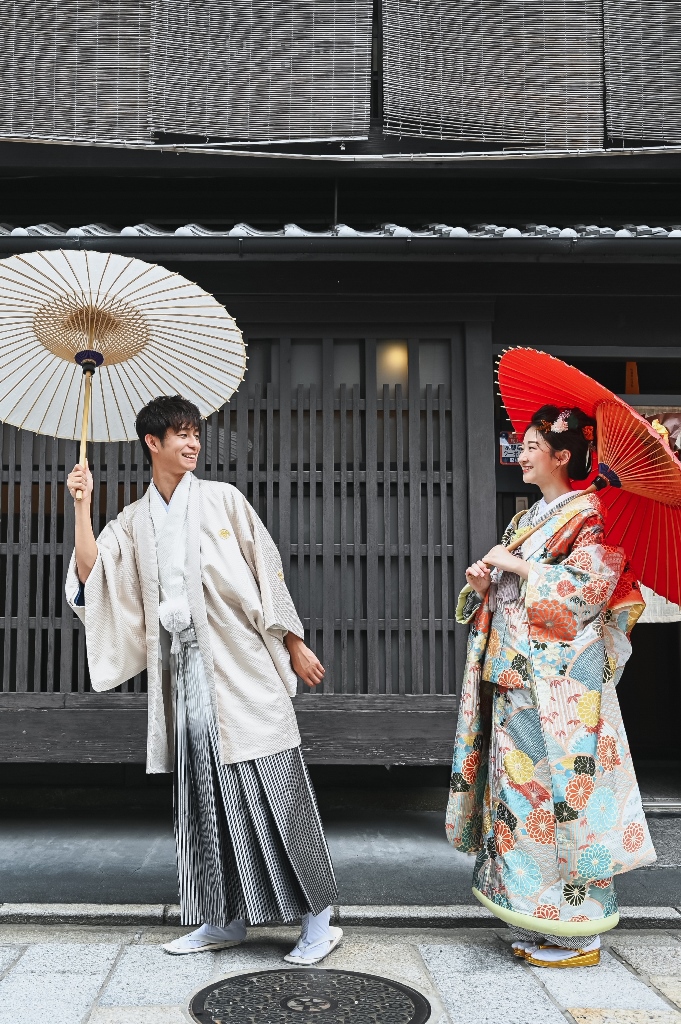 黒い木造の壁がオシャレな街並み