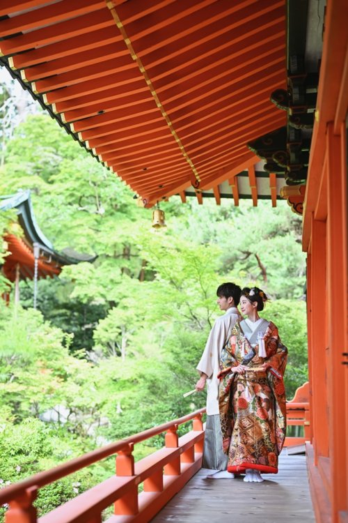 朱色の本殿でフォトウェディング