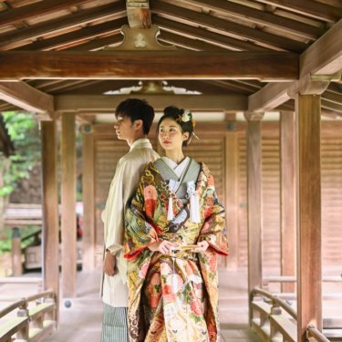 渡り廊下で背中合わせショット