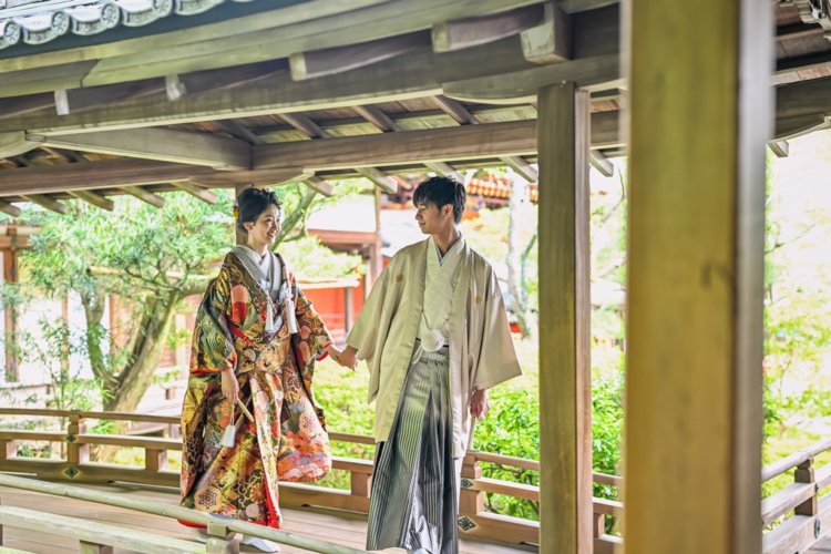 ご新郎が新婦をエスコートしている写真