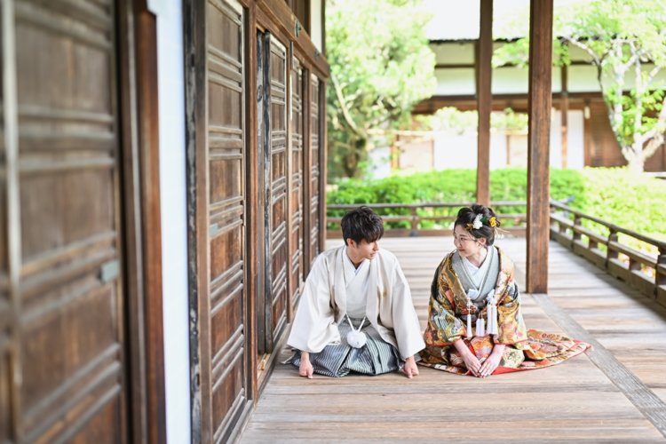 毘沙門堂の渡り廊下で正座ショット