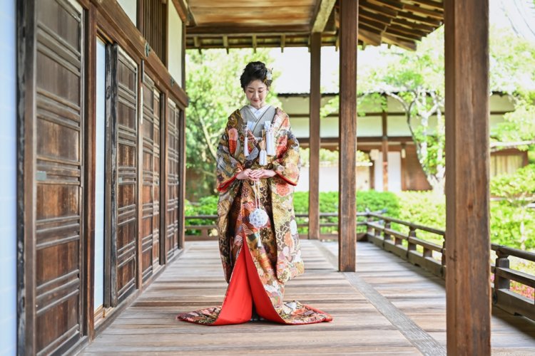 色打掛を着た新婦