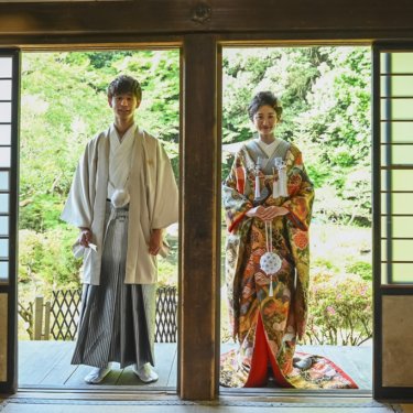 縁側に立っている新郎新婦