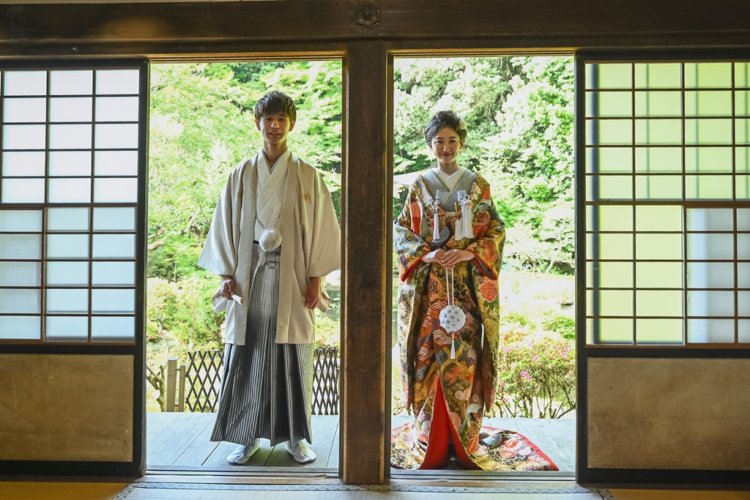 縁側に立っている新郎新婦