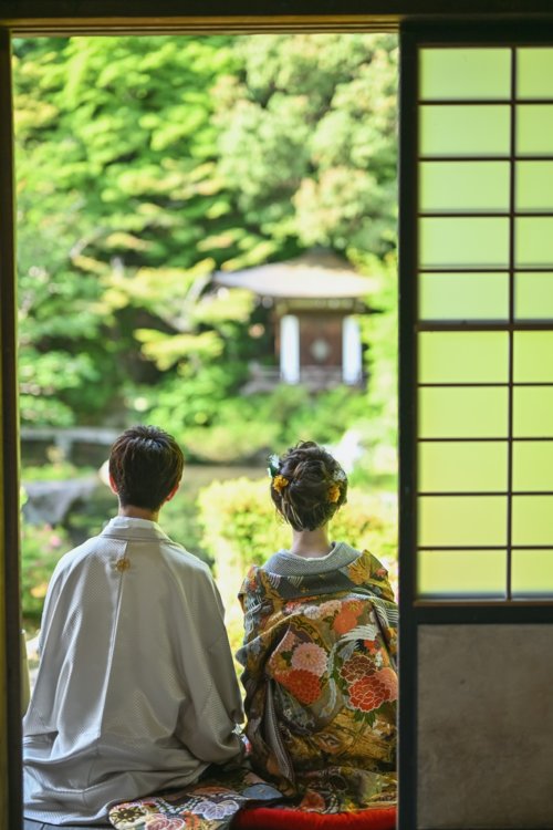 縁側で仲良く座っているお二人