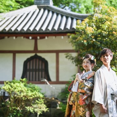 お寺の前に立つ和装の師新郎新婦