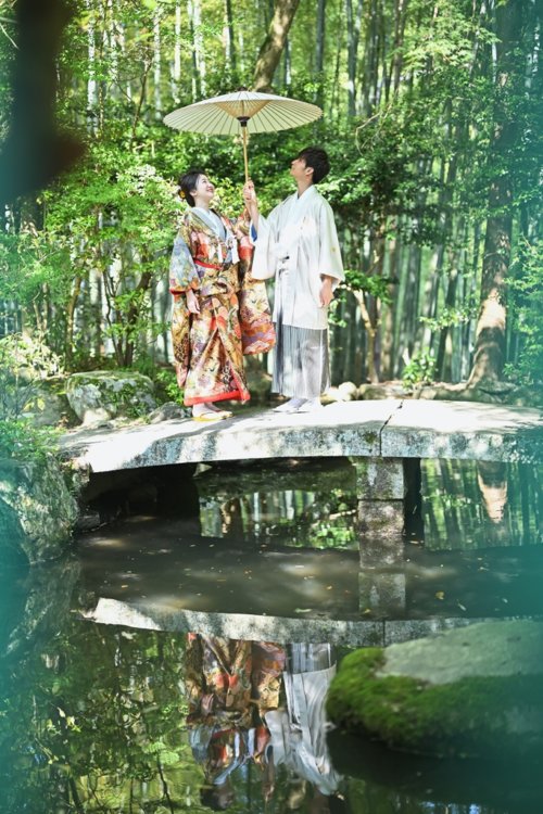 石橋の上を歩く新郎新婦