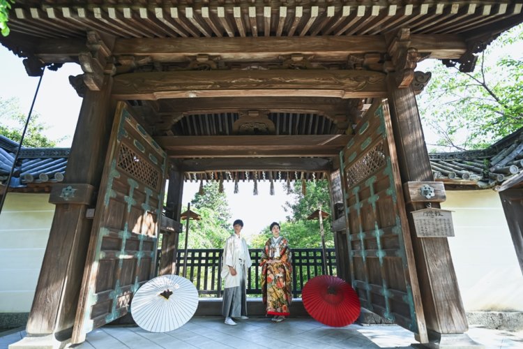 毘沙門堂の重厚感のある門の前