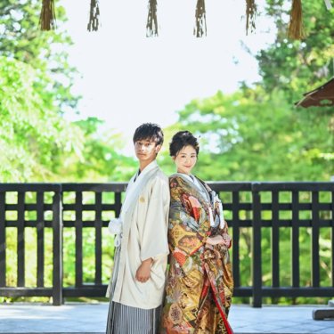 背中合わせの新郎新婦