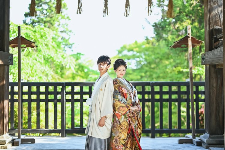 背中合わせの新郎新婦