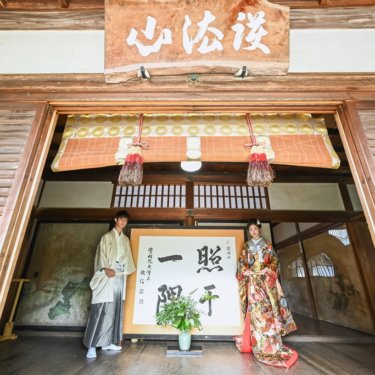 茶室の入り口に立つ新郎新婦