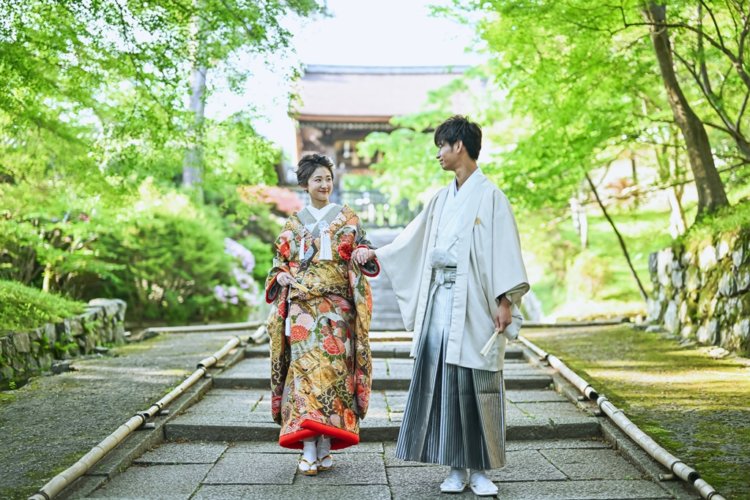 階段を笑顔で下っている様子