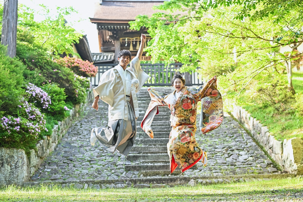 元気いっぱいジャンプする新郎新婦