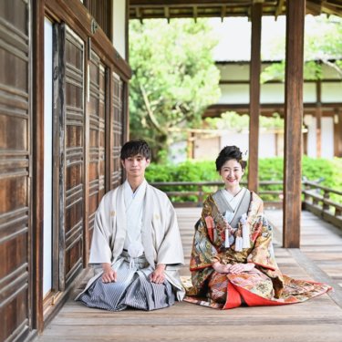 渡り廊下で正座ショット