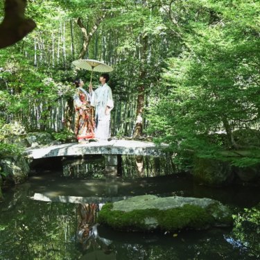 庭園内の石橋で絵画のような写真