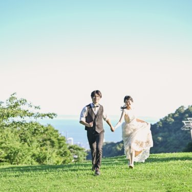 広大な芝生の上を駆け抜けながら！