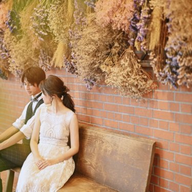 ドライフラワーの飾られたフロアではしんみりとした印象の撮影が！