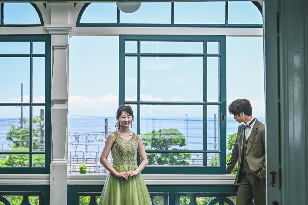 グッゲンハイム邸で海の見える窓際にいる新郎新婦