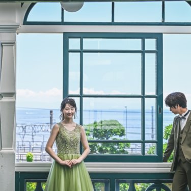 青い海をバックにナチュラルなイメージの写真も！