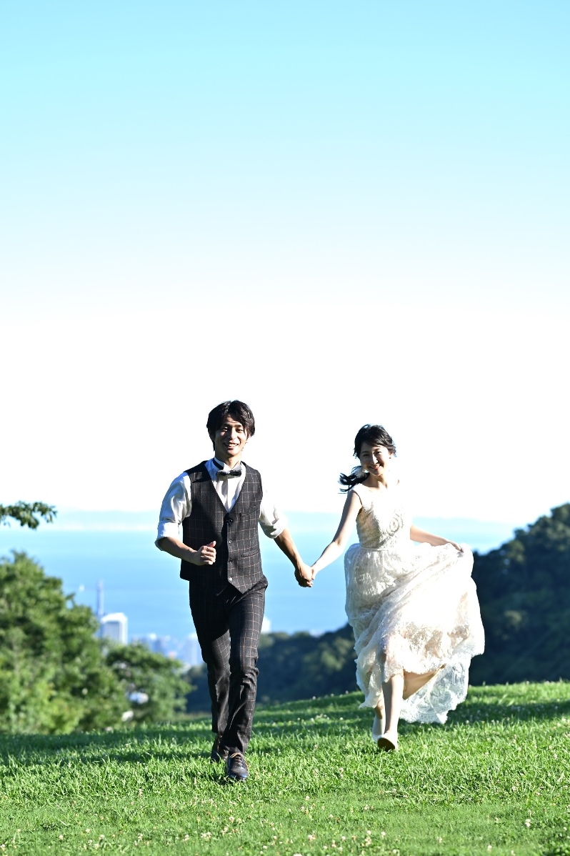 布引ハーブ園で走る新郎新婦