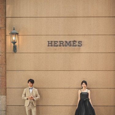 ブラウンの背景にブラックドレスがとっても映える！