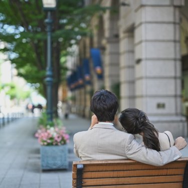 ベンチに腰掛けて、ちょっとお休み！普段の2人らしい姿を♪