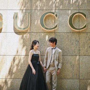 超高級ブランドの前でパシャリ！金色の文字がおしゃれ！