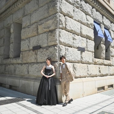 デザインの凝った建物の前で！オシャレな写真に