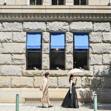 青い屋根がチャーミングなお店の前で、ちょこんと行進！