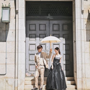 レトロで趣ある扉の前で2ショット！