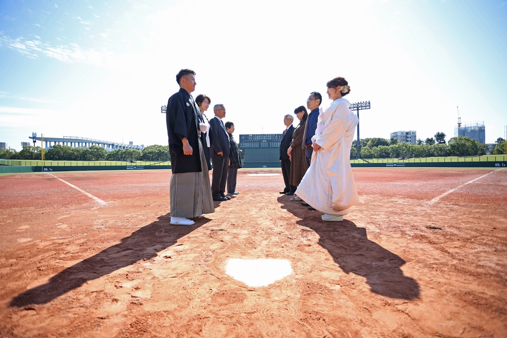 野球場で家族の前撮り