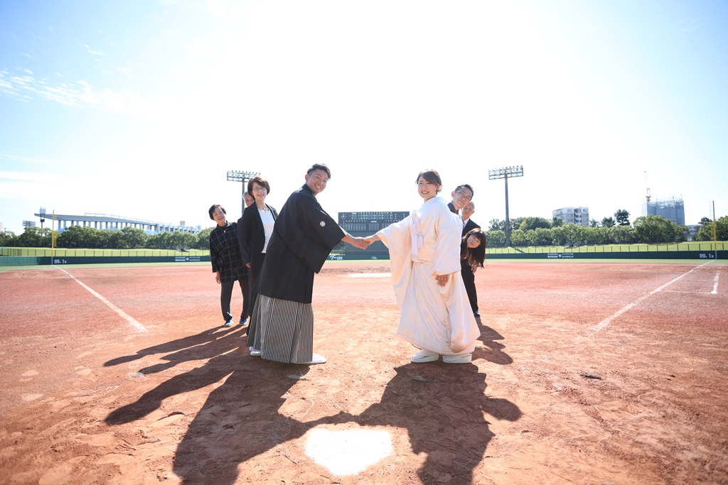 野球場で家族の前撮り2