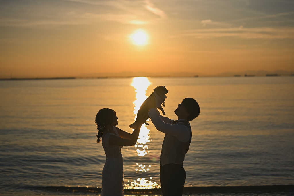 夕日をバックに愛犬と撮ったウェディングフォト