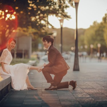 新婦の靴を履かせてあげるシーン