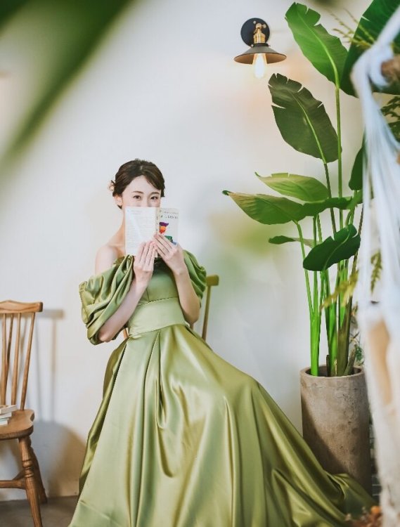 アーモンドグリーンのドレスのご紹介