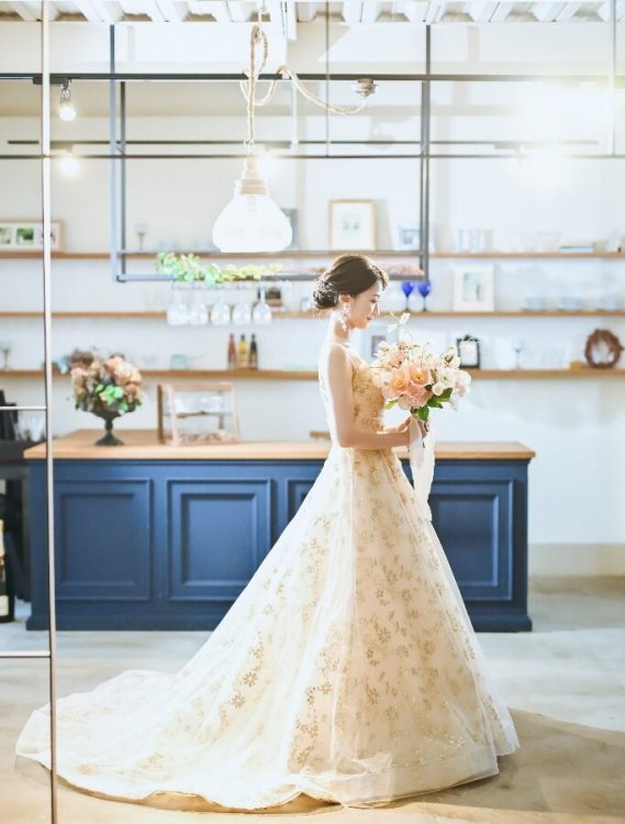 ベージュゴールドのカラードレス